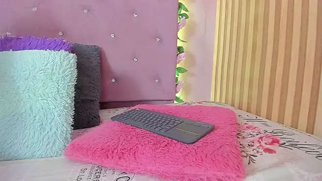 Snapshot of lovely__kiss__ chatting on April 24, 2026, 6:10 pm lovely kiss online show from April 24, 2026, 6:10 pm