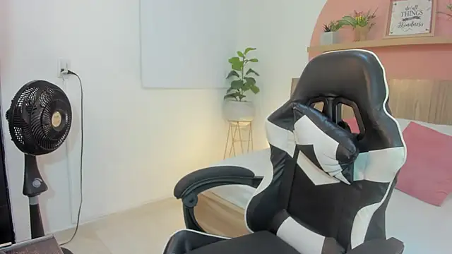 ivette swan online show from February 5, 2026, 12:23 pm