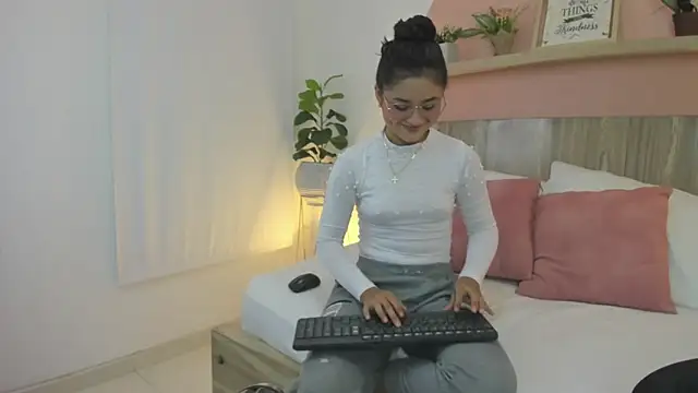 ivette swan online show from February 18, 2026, 7:21 pm