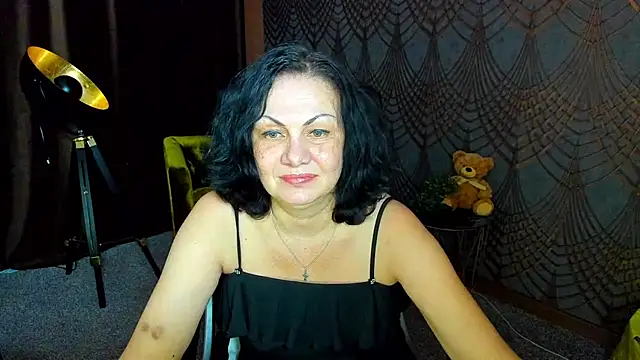 Snapshot of IrissMoon chatting on July 3, 2026, 6:03 pm IrissMoon online show from July 3, 2026, 6:03 pm