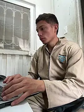 Snapshot of santiObrero chatting on April 21, 2026, 3:51 pm santiObrero online show from April 21, 2026, 3:51 pm