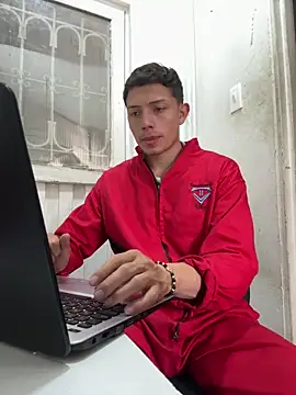 Snapshot of santiObrero chatting on May 1, 2026, 3:28 pm santiObrero online show from May 1, 2026, 3:28 pm