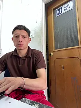 Snapshot of santiObrero chatting on February 14, 2026, 2:50 pm santiObrero online show from February 14, 2026, 2:50 pm