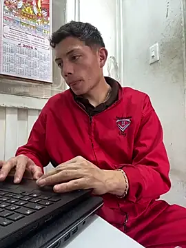 Snapshot of santiObrero chatting on February 9, 2026, 7:34 pm santiObrero online show from February 9, 2026, 7:34 pm