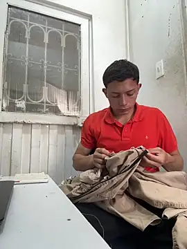 Snapshot of santiObrero chatting on May 20, 2026, 3:42 pm santiObrero online show from May 20, 2026, 3:42 pm