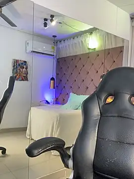 Auri   online show from February 1, 2026, 7:34 pm