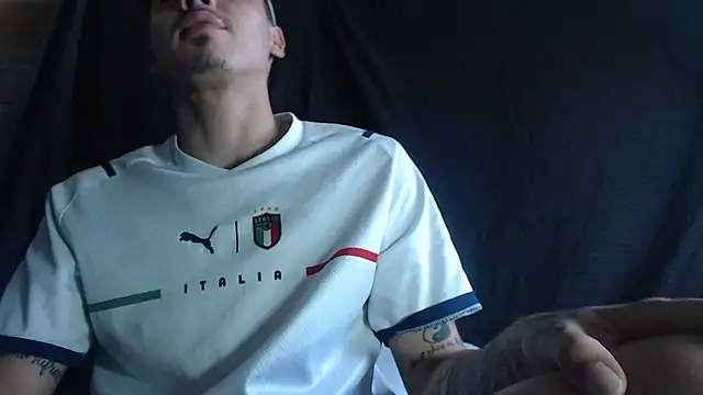 Snapshot of Andres1037 chatting on February 9, 2026, 4:27 pm Andres1037 online show from February 9, 2026, 4:27 pm