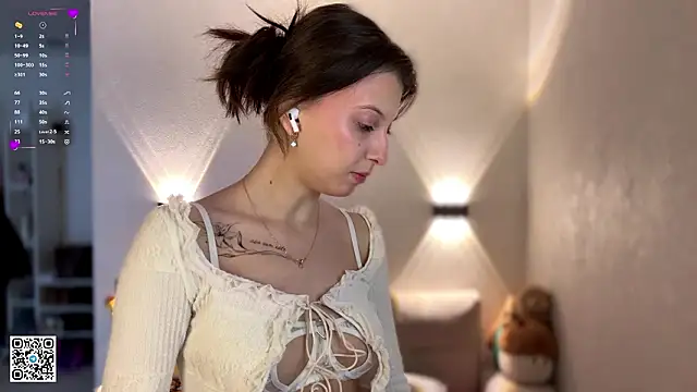 LouiseChavez online show from March 29, 2026, 8:05 am