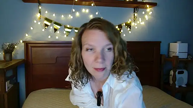Daisy Lovely online show from June 1, 2026, 4:35 am