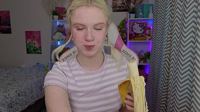 Snapshot of Mia_WaterFall chatting on May 6, 2026, 3:32 am Mia WaterFall online show from May 6, 2026, 3:32 am