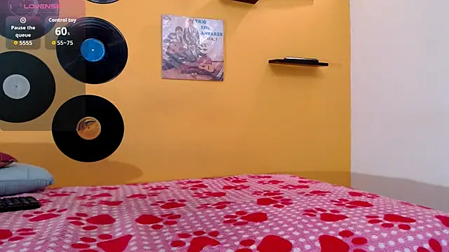 juliette18rose online show from June 19, 2026, 7:52 pm
