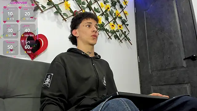 Snapshot of Maxxx_bigcockx chatting on February 12, 2026, 2:33 am Maxxx bigcockx online show from February 12, 2026, 2:33 am