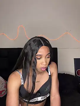 Snapshot of YourDreamReal chatting on March 3, 2026, 11:01 pm YourDreamReal online show from March 3, 2026, 11:01 pm