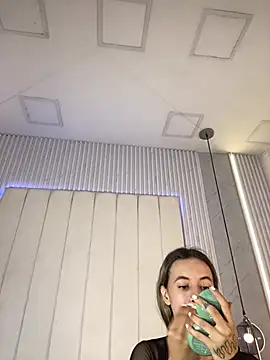 JuliaColemann online show from April 17, 2026, 12:08 pm