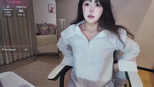 Jolie-22 online show from May 7, 2026, 2:09 pm