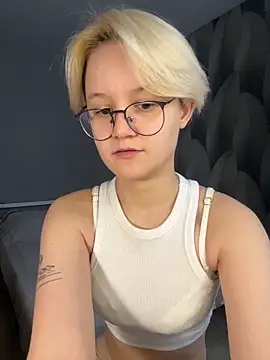 LuunaDorean online show from February 20, 2026, 9:44 am