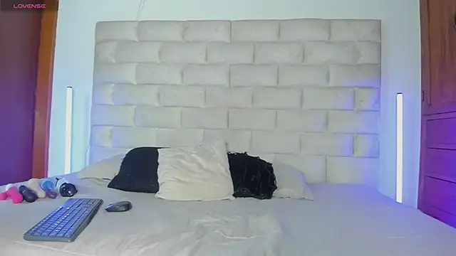 HollyGrey  online show from February 26, 2026, 11:32 am