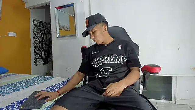 ricky spensar23cm  online show from March 4, 2026, 2:08 am