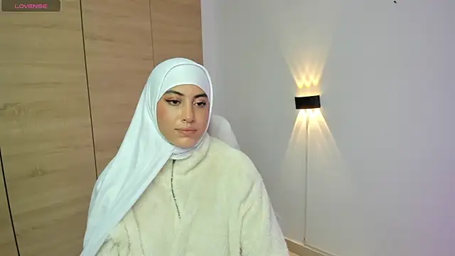 LAY LA  online show from April 16, 2026, 9:37 pm