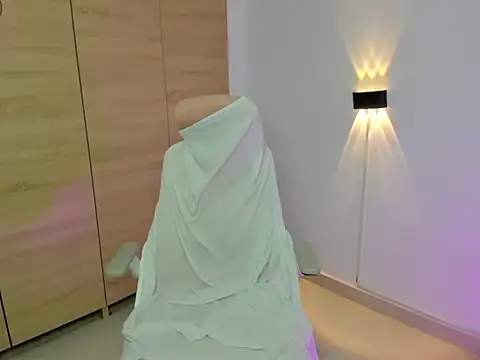 LAY LA  online show from March 26, 2026, 9:13 pm