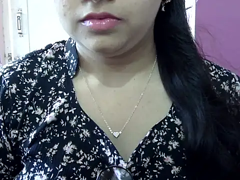 Cute Aliyaa online show from April 2, 2026, 8:43 am