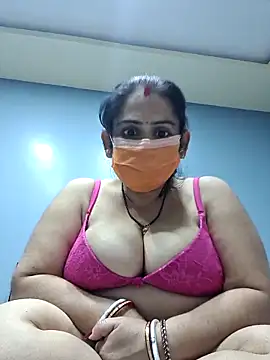 diyam4002 online show from February 8, 2026, 8:17 pm