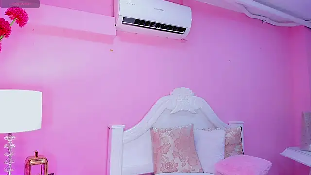 Maia Hotts online show from April 21, 2026, 2:51 am