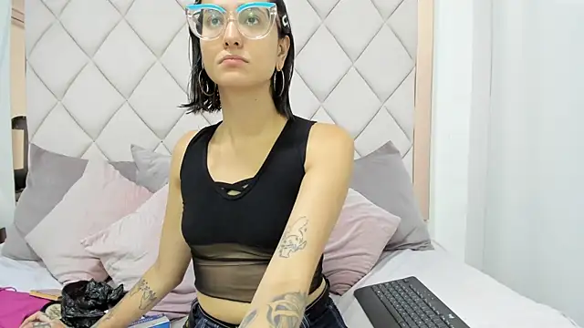 crystalstonee online show from June 8, 2026, 9:48 pm