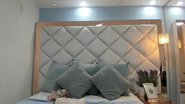 crystalstonee online show from June 28, 2026, 7:31 pm