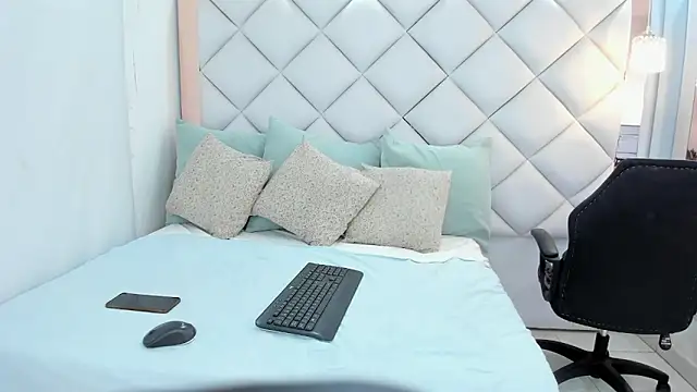 crystalstonee online show from June 14, 2026, 8:32 pm