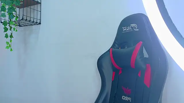 Snapshot of AnnieRouse__ chatting on February 5, 2026, 11:50 am AnnieRouse online show from February 5, 2026, 11:50 am