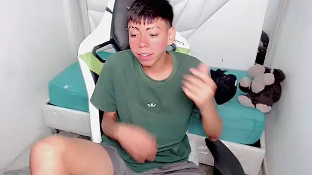 Snapshot of Liarr_ chatting on March 3, 2026, 8:05 pm Liarr online show from March 3, 2026, 8:05 pm