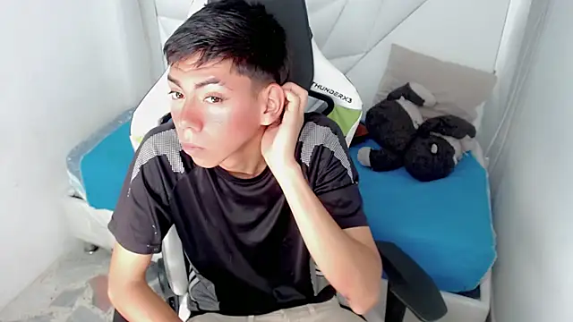 Snapshot of Liarr_ chatting on February 9, 2026, 7:45 pm Liarr online show from February 9, 2026, 7:45 pm