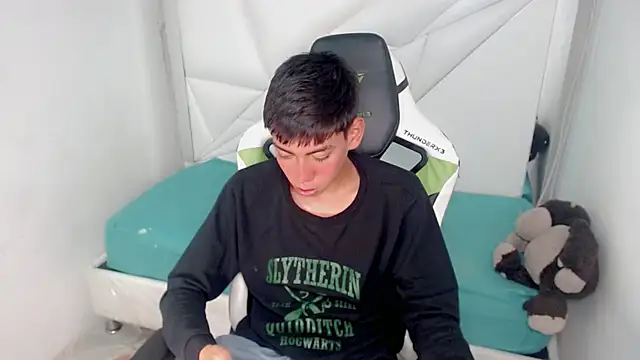 Snapshot of Liarr_ chatting on February 24, 2026, 8:10 pm Liarr online show from February 24, 2026, 8:10 pm