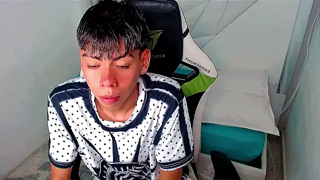 Liarr  online show from April 16, 2026, 9:04 pm