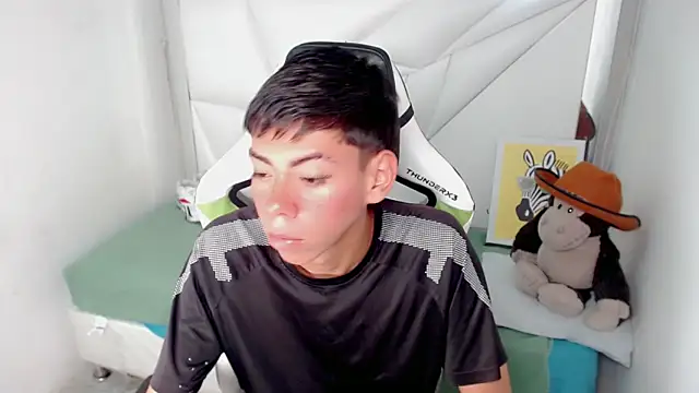 Snapshot of Liarr_ chatting on February 13, 2026, 7:58 pm Liarr online show from February 13, 2026, 7:58 pm