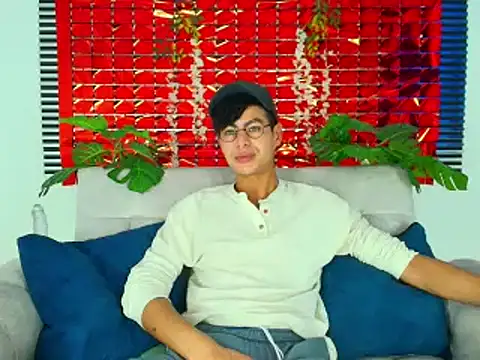 ThiiagoSaeenz online show from February 12, 2026, 6:18 pm