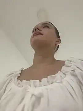 MiaTee online show from April 19, 2026, 3:07 am