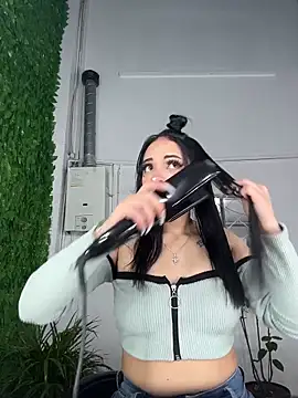 cristal  violetaa online show from February 11, 2026, 3:28 am