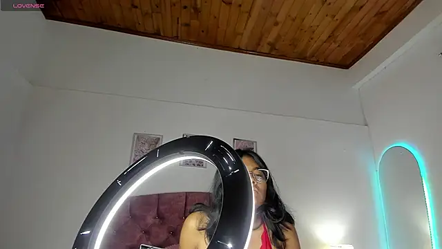 luna velveth online show from April 17, 2026, 10:40 am