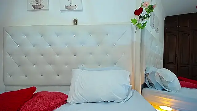 Snapshot of honeybliss_ chatting on February 28, 2026, 9:25 pm honeybliss online show from February 28, 2026, 9:25 pm