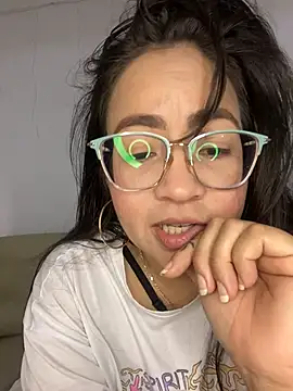 Snapshot of alisbloom chatting on February 22, 2026, 5:10 am alisbloom online show from February 22, 2026, 5:10 am