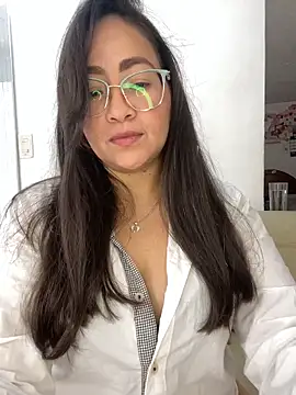 Snapshot of alisbloom chatting on February 17, 2026, 6:05 pm alisbloom online show from February 17, 2026, 6:05 pm