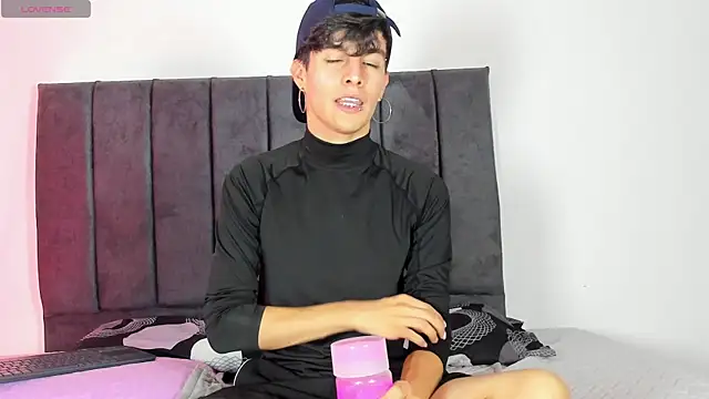 axxxel twink online show from April 16, 2026, 1:39 am