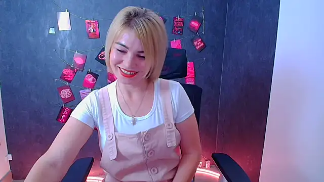 Snapshot of CuttieEmma chatting on July 31, 2026, 11:42 am CuttieEmma online show from July 31, 2026, 11:42 am