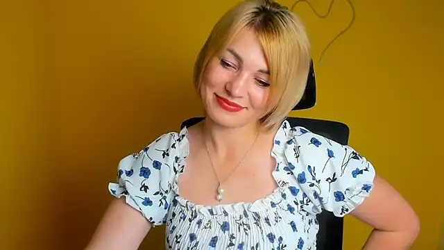 Snapshot of CuttieEmma chatting on July 17, 2026, 5:59 am CuttieEmma online show from July 17, 2026, 5:59 am