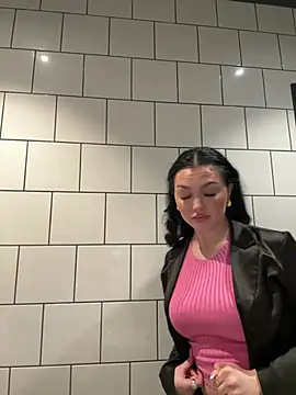 nikkiuk online show from February 21, 2026, 8:33 pm