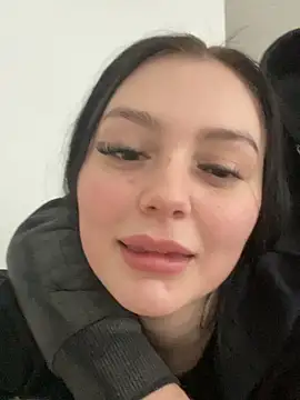 nikkiuk online show from February 11, 2026, 10:04 am