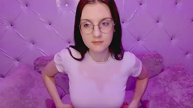 Snapshot of VixenLight chatting on February 4, 2026, 2:28 am VixenLight online show from February 4, 2026, 2:28 am