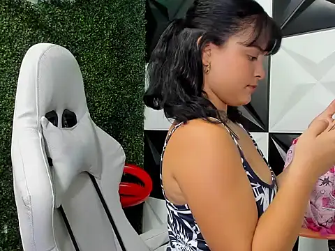 Andrea girlx online show from February 12, 2026, 2:06 pm